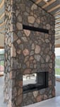 Handmurad gasspis i natursten med glasinsats och ventilationsgaller Handmurad gasspis i natursten med glasinsats och ventilationsgaller